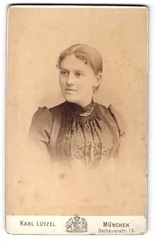 Fotografie Karl Lützel, München, Portrait junge Frau mit Brosche am Kleid
