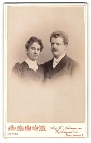 Fotografie A. & F. Naumann, Leipzig, Portrait junges hübsches Paar in schönen Kleidern