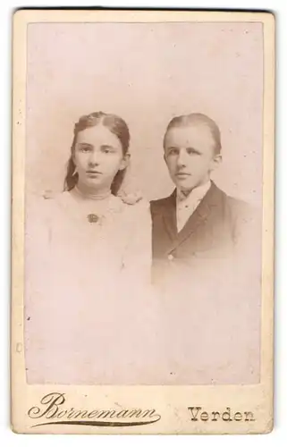 Fotografie Bornemann, Verden, Portrait hübsches junges Mädchen mit Perlenhalskette & Knabe mit weisser Krawatte