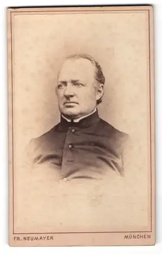 Fotografie Fr. Neumayer, München, Portrait stattlicher Herr mit Halbglatze im Jackett