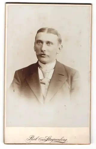 Fotografie Rob. van Stuyvenberg, Bad Freienwalde a. O., Portrait charmant blickender Mann im Anzug