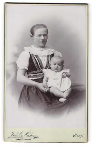 Fotografie Joh. E. Hahn, Wien, Portrait schöne blonde Mutter im bestickten Kleid mit niedlichem Baby im Arm