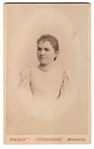 Fotografie J. S. Schroeder, Dresden, Portrait wunderschönes Fräulein in weisser gerüschter Bluse und Perlenhalskette