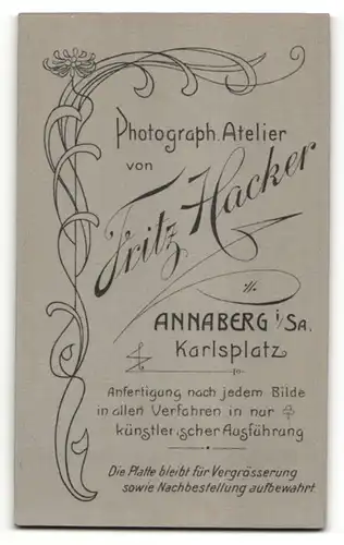 Fotografie Fritz Hacker, Annaberg i. Sa., Portrait eleganter Herr mit Zwicker und Fliege im Mantel