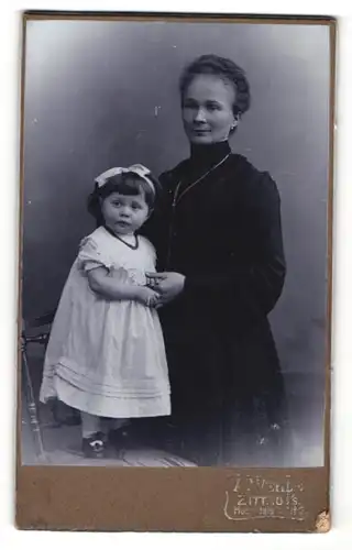 Fotografie A. Welle, Zittau i. S., Portrait schöne Mutter im dunklen Kleid & kleines Mädchen mit Haarschleife