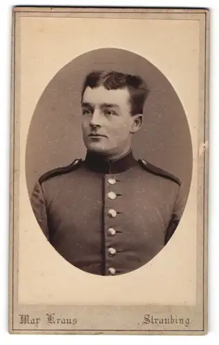 Fotografie Max Kraus, Straubing, Portrait junger Soldat mit interessanter Frisur in Uniform