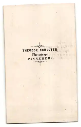 Fotografie Theodor Schlüter, Pinneberg, Portrait dunkelhaariger Soldat in interessanter Uniform mit Sternen