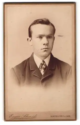 Fotografie Eugen Schmid, Marburg / Lahn, Portrait junger Mann mit zurückgekämmtem Haar