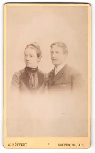 Fotografie W. Höffert, Berlin, Portrait junges blondes Paar in eleganter Kleidung