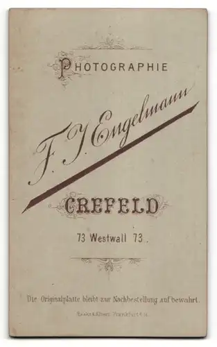 Fotografie F. J. Engelmann, Crefeld, Portrait junger Mann mit Oberlippenbart im karierten Jackett