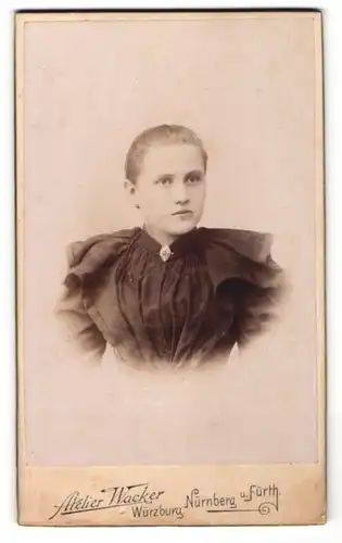 Fotografie Atelier Wacker, Nürnberg, Portrait blondes hübsches Fräulein in prachtvoll gerüschter Bluse