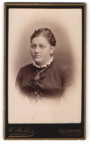 Fotografie C. Kohler, Heilbronn, Portrait Frau mit Halskette