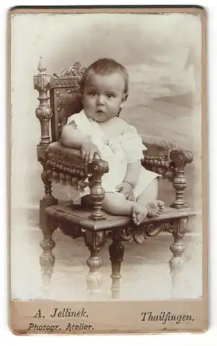 Fotografie A. Jellinek, Thailfingen, Portrait Kleinkind auf Sitzmöbel