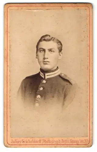 Fotografie Julius Kircheldorff, Berlin, Portrait Soldat mit zurückgekämmtem Haar