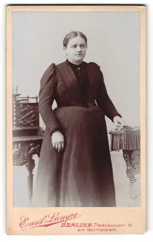 Fotografie Emil Lampe, Berlin-N, Portrait junge Frau in schwarzem Kleid