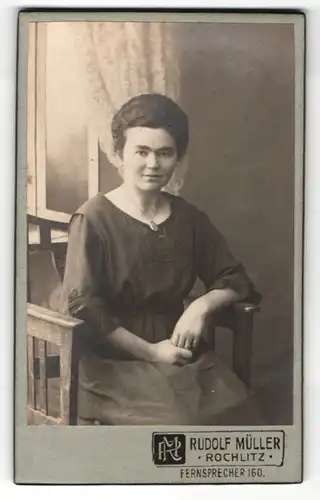Fotografie Rudolf Müller, Rochlitz, Portrait junge Frau in Kleid mit zusammengebundenem Haar