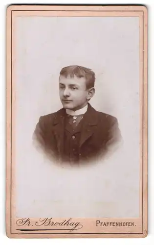 Fotografie Fr. Brodhag, Pfaffenhofen, Portrait junger Herr in Anzug