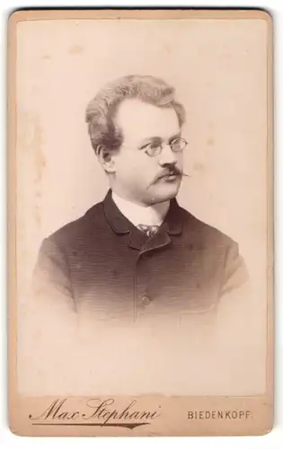 Fotografie Max Stephani, Biedenkopf, Portrait junger Herr mit zurückgekämmtem Haar und Brille