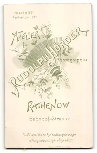 Fotografie Rudolph Hörder, Rathenow, Portrait bürgerliches Paar in feierlicher Kleidung