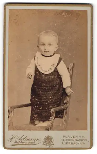 Fotografie H. Axtmann, Plauen e / V., Portrait kleines Mädchen mit Latz auf einem Stuhl stehen