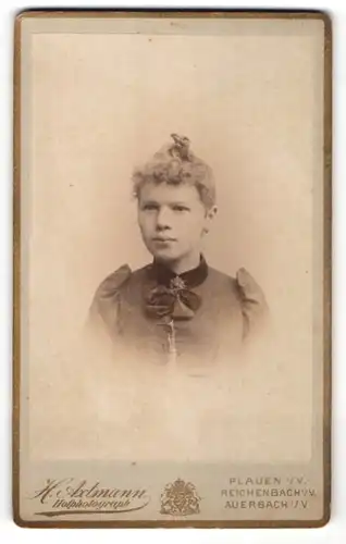 Fotografie H. Axtmann, Plauen i / V., Portrait junges hübsches Mädchen mit Kragenbrosche