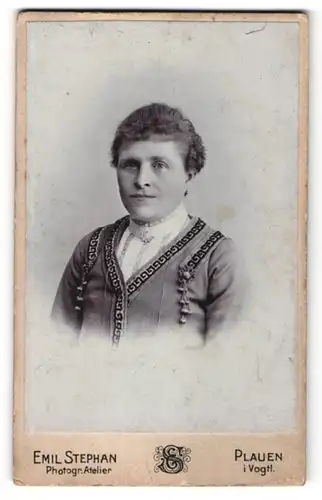 Fotografie Emil Stephan, Plauen i Vogtl., Portrait ältere Dame in einer Strickjacke mit Kragenbrosche