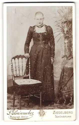Fotografie G. Beinzucker, Ziegelberg, Schönbrunn, Portrait junge bürgerliche Dame an einem Stuhl lehnend
