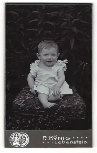 Fotografie P. König, Lobenstein, Portrait Kleinkind im weissen Hemdchen auf einem Hocker sitzend