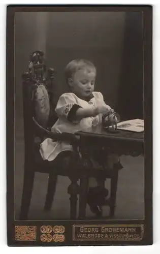 Fotografie Georg Gronemann, Walsrode, Portrait Kleinkind auf Sitzmöbel