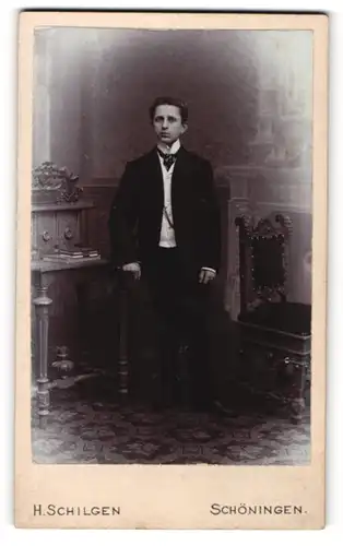 Fotografie H. Schilgen, Schöningen, Portrait junger Mann in fesatlicher Garderobe