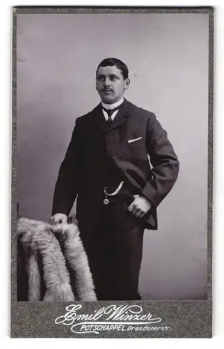 Fotografie Emil Winzer, Potschappel, Portrait junger Herr in Anzug mit Krawatte
