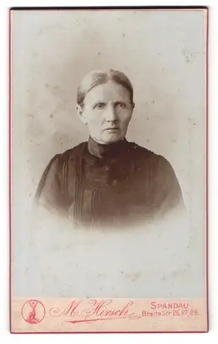Fotografie M. Hirsch, Berlin-Spandau, Portrait betagte Frau mit zusammengebundenem Haar