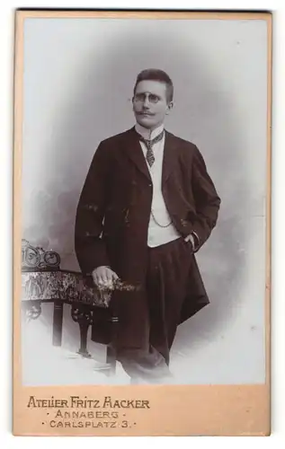 Fotografie Fritz Hacker, Annaberg, Mann mit Zwicker und Krawatte