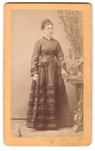 Fotografie Gustav Schroder, Mittweida, Portrait Fräulein in festlicher Kleidung mit geflochtenem Haar