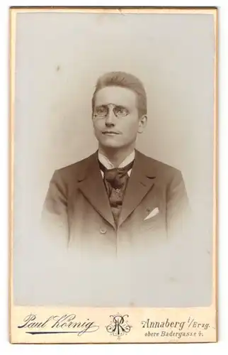 Fotografie Paul Körnig, Annaberg i/Erzg., Portrait junger Mann mit Bürstenhaarschnitt und Brille