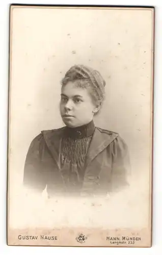 Fotografie Gustav Nause, Hann. Münden, Portrait Fräulein mit zusammengebundenem Haar