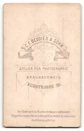 Fotografie C. F. Beddies & Sohn, Braunschweig, Portrait Dame in Rock mit Tournüre