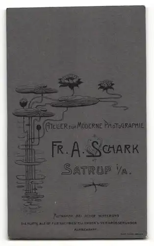 Fotografie Fr. A. Schark, Satrup i/A, Portrait Kleinkind in Kleidchen