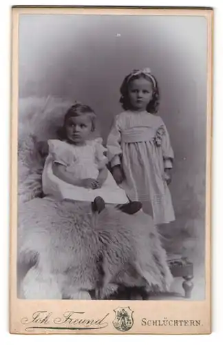 Fotografie Joh. Freund, Schlüchtern, Portrait Kleinkind und ältere Schwester