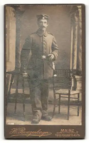 Fotografie H. Ranzenberger, Mainz, Portrait Soldat in Feldgrau