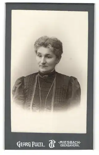 Fotografie Georg Pöltl, Miesbach i/Obb., Portrait betagte Dame mit zusammengebundenem Haar