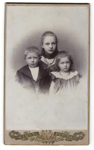 Fotografie unbekannter Fotograf und Ort, Portrait Mädchen mit zwei jüngeren Geschwistern