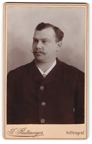 Fotografie J. Reitmayer, Tegernsee, Portrait Mann mit Oberlippenbart