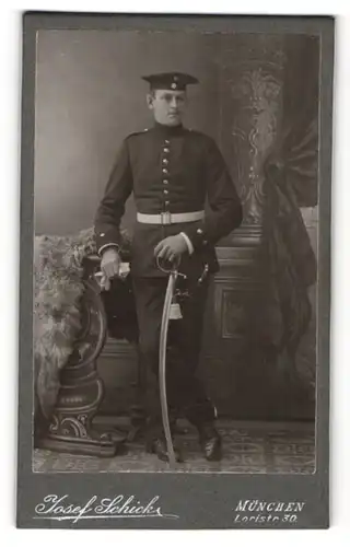 Fotografie Josef Schick, München, Portrait Soldat in Uniform mit Säbel