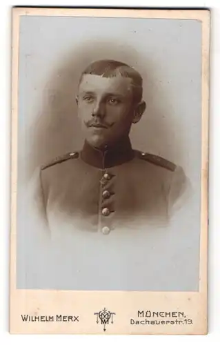 Fotografie Wilhelm Merx, München, Portrait Soldat in Uniform mit zeitgenöss. Frisur