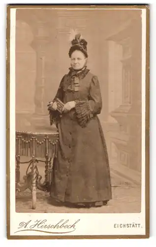 Fotografie A. Hirschbeck, Eichstätt, Portrait betagte Dame in schwarzem Kleid mit Kapotthut