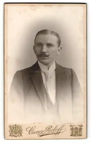 Fotografie Oscar Roloff, Berlin-SW, Portrait Herr in Anzug mit Krawatte