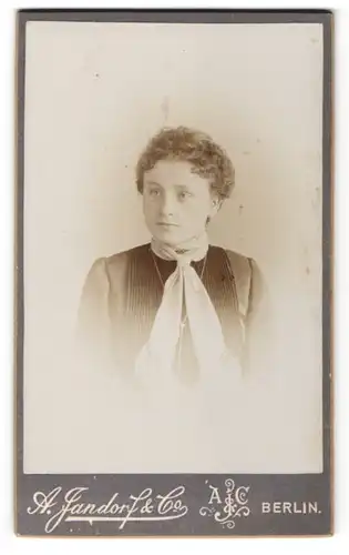 Fotografie A. Jandorf & Co., Berlin, Portrait junge Dame mit Halstuch