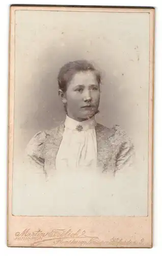 Fotografie Martin Frölich, Flensburg, Portrait junge Dame mit zusammengebundenem Haar