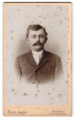 Fotografie Ernst Jaeger, Grimma, Portrait Herr in kariertem Sakko mit Krawatte